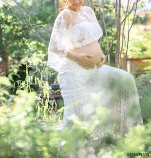 自然の中にいる幸せな妊婦
