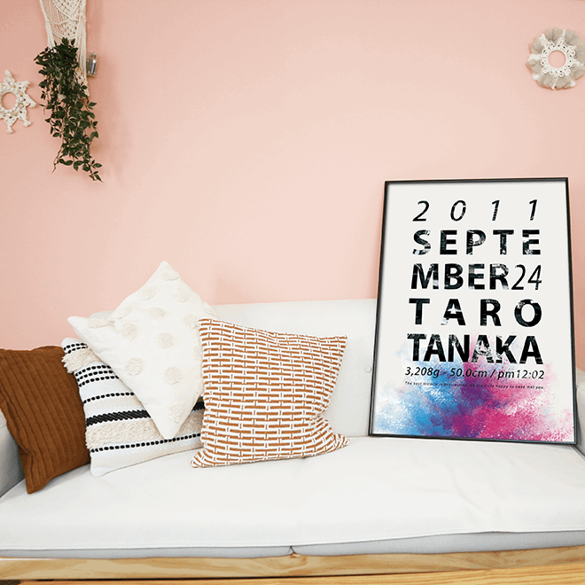 ソファの上に飾っているLettering_blue&pinkのエコー写真ポスター