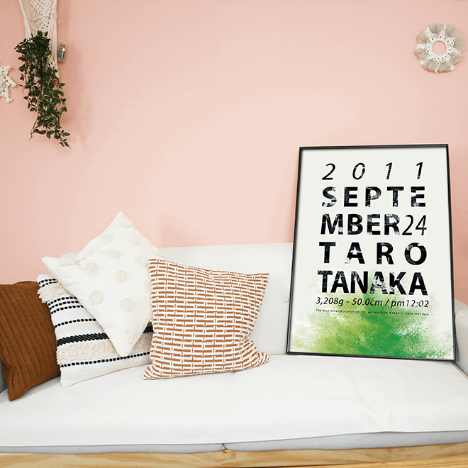 ソファの上に飾っているLettering_greenのエコー写真ポスター
