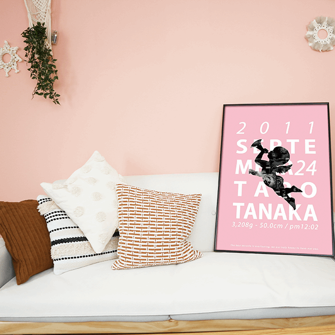 ソファの上に飾っている天使_pinkエコーの写真ポスター