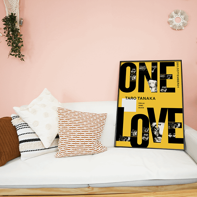 ソファの上に飾っているOneLoveのエコー写真ポスター