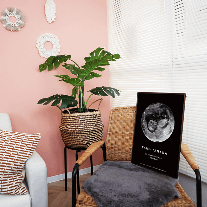 椅子の上に置いたMoonのデザインのエコー写真を使って作ったポスター。